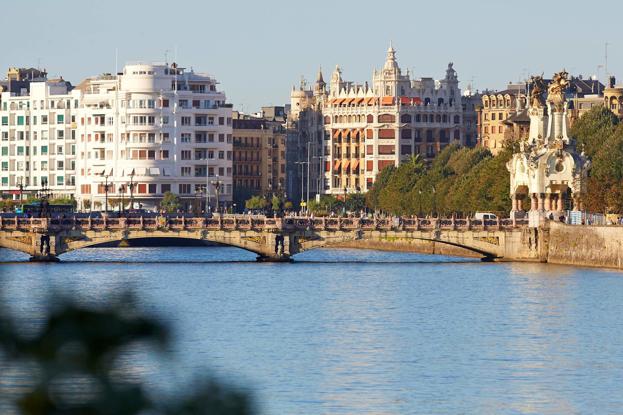 View of Maria Cristina bridge over the river Urumea © @donostiaturismoa