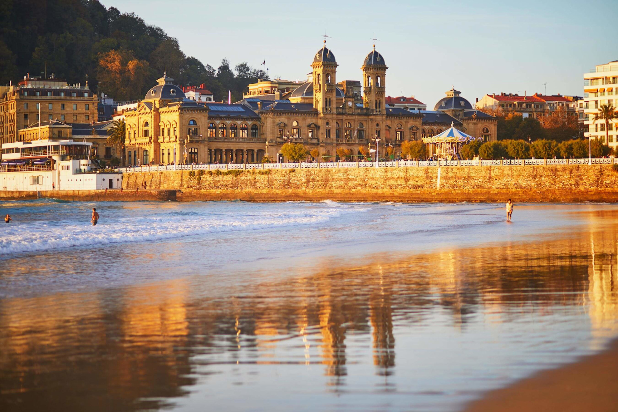 Scenic view of San Sebastián City Hall from La Concha beach