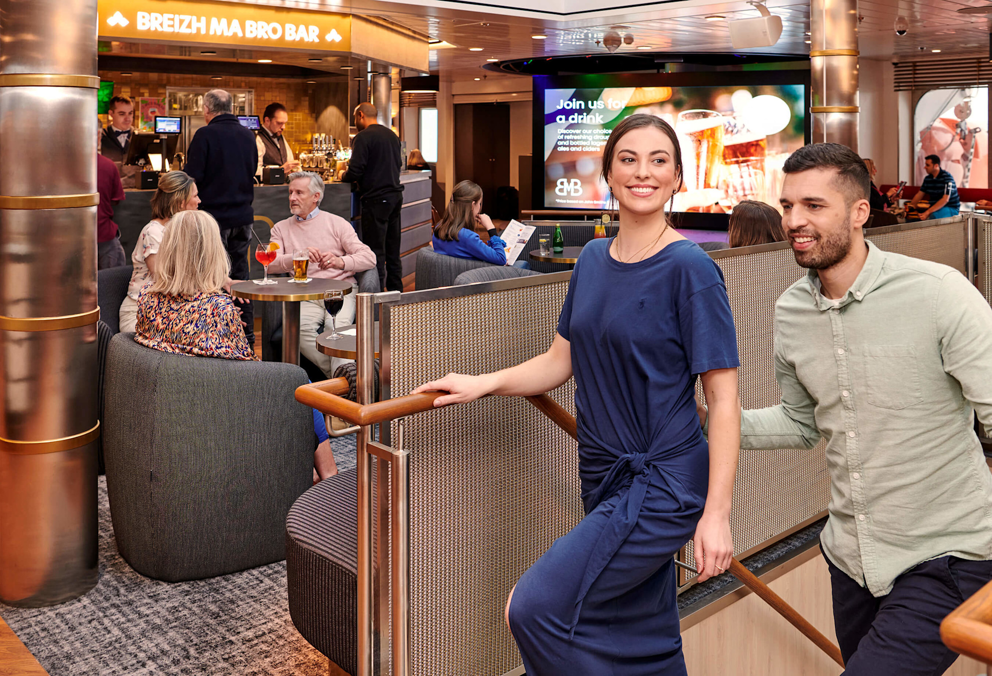 A couple entering the Breizh ma Bro bar aboard Saint-Malo