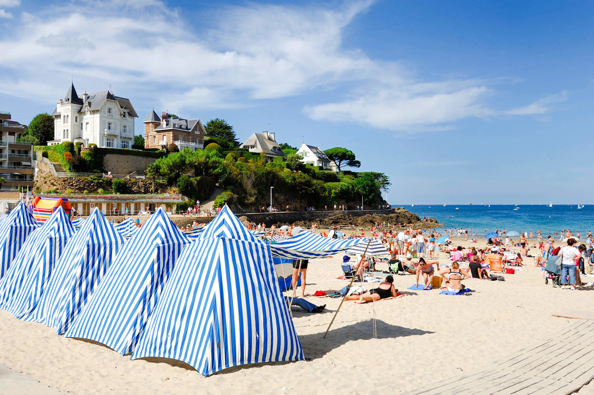 Blue and white beach huts at Dinard's Plage de l'Ecluse © Yannick le Gal, BRTC