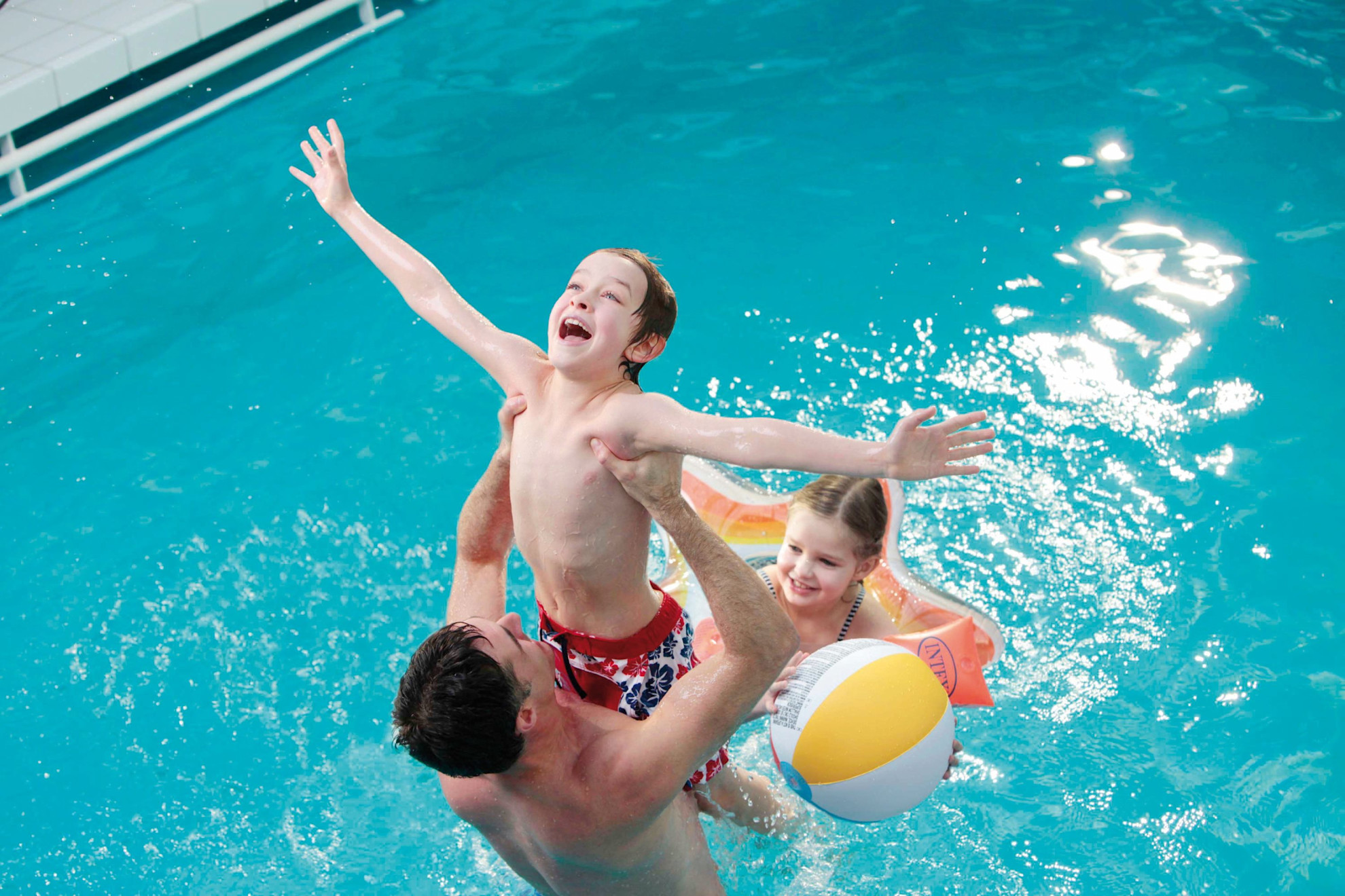 Family in the swimming pool on Pont-Aven