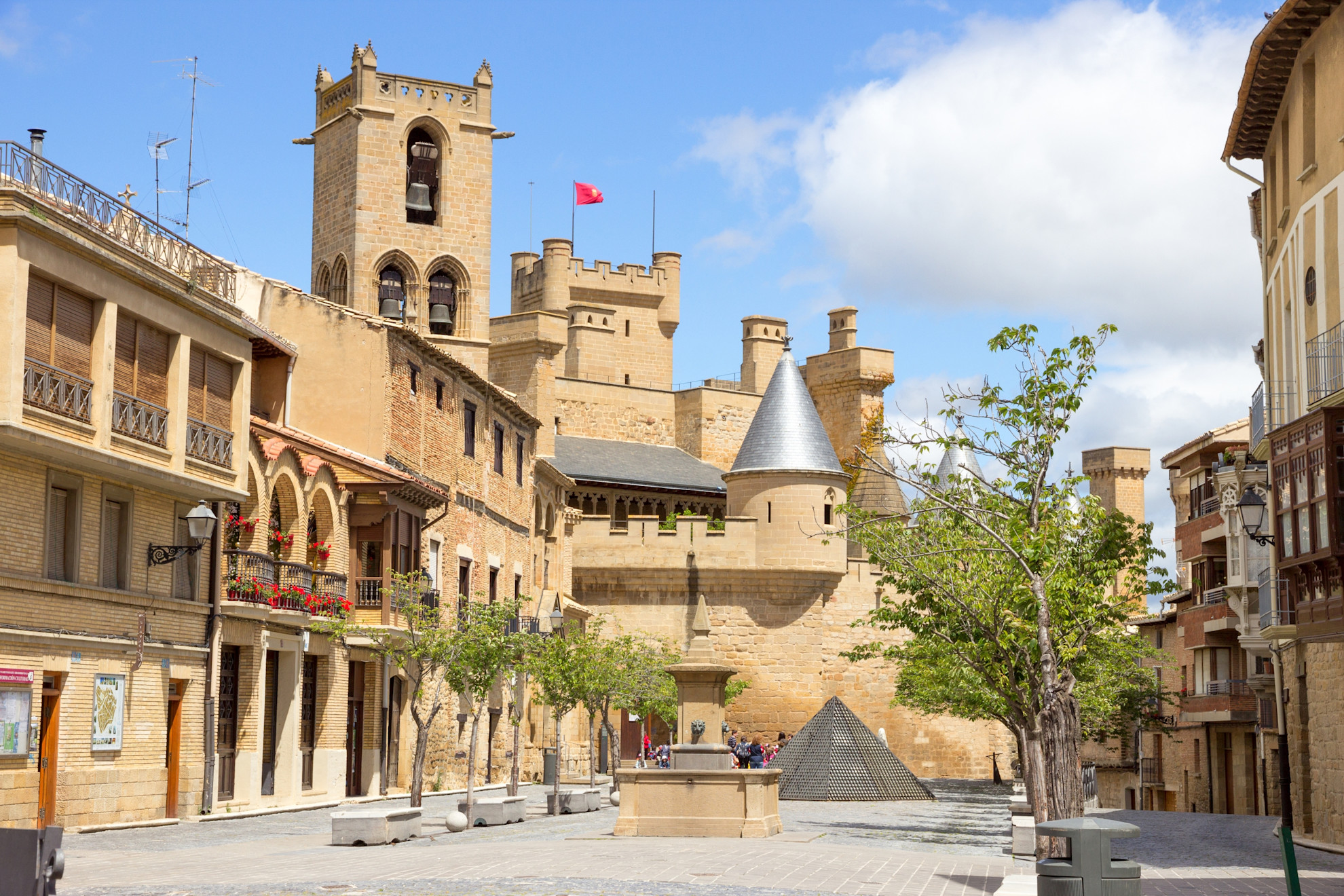 Medieval Spain car tour - View of the village of Olite