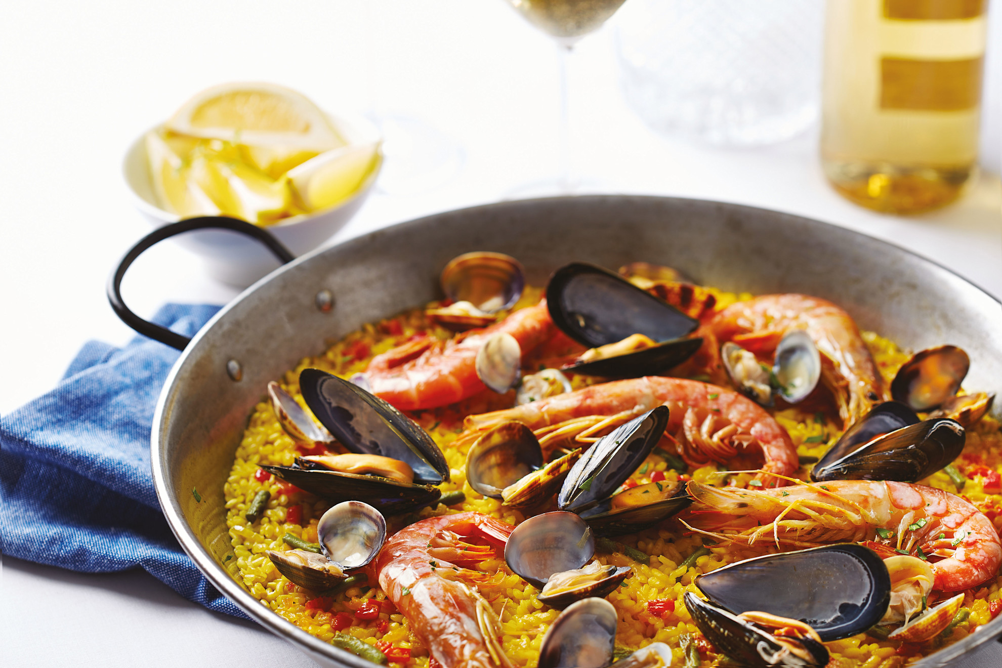 Seafood paella in pan © Shutterstock