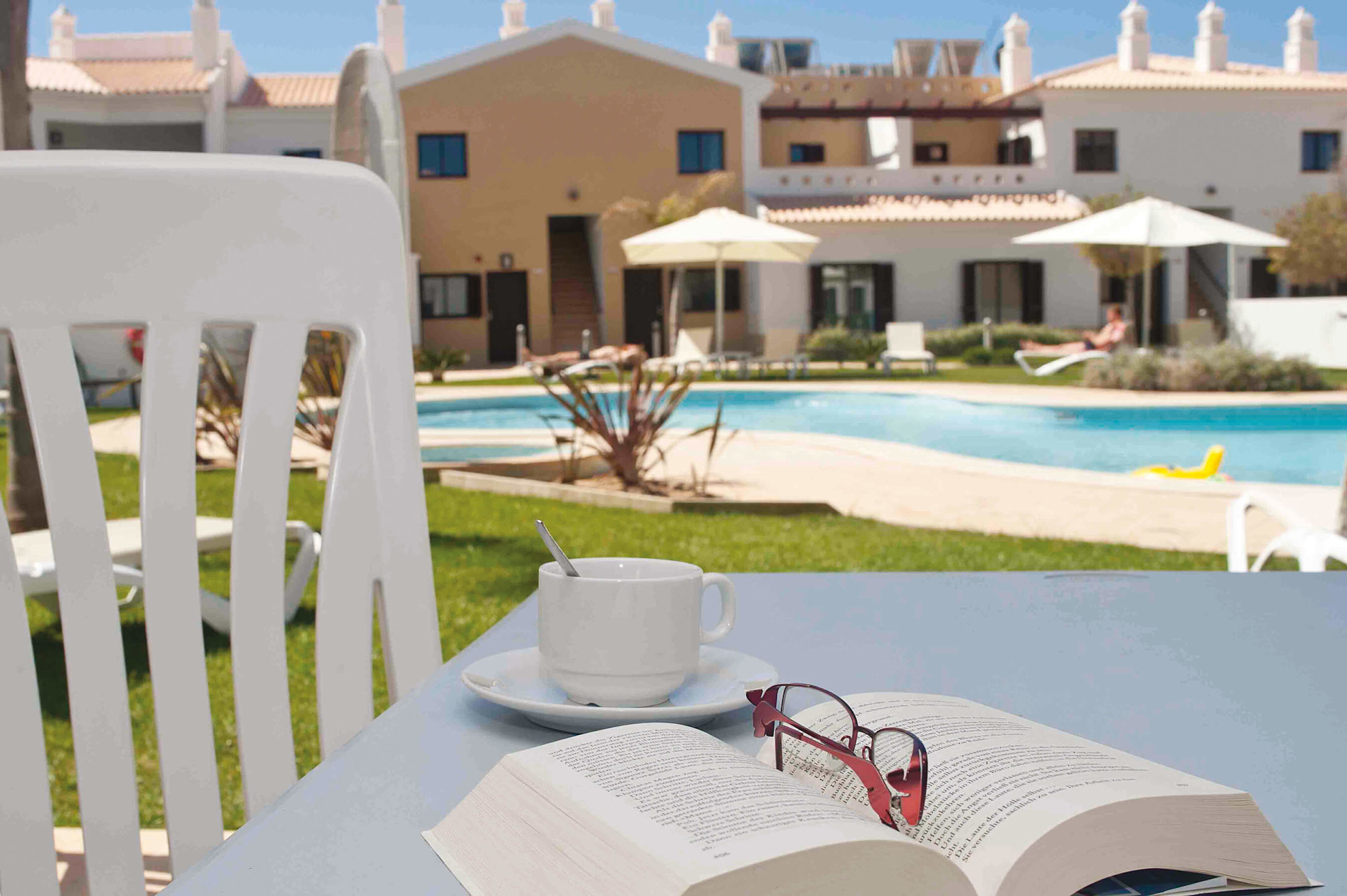 XP8001 Sagres poolside